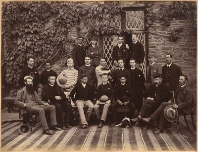 Alunos e professores das classes superiores da Bishop Cotton School, Shimla (verso) de Raja Deen Dayal