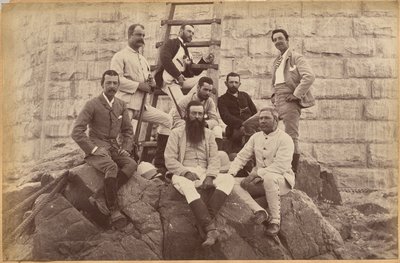Pessoal dirigente da Messrs. Glover & Co. na ponte de Sindh (recto, em cima) de Raja Deen Dayal
