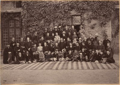 Alunos e pessoal do ensino médio, Bishop Cotton School, Shimla (verso) de Raja Deen Dayal