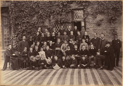 Turma primária, Bishop Cotton School, Shimla (recto) de Raja Deen Dayal