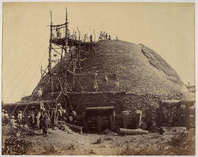 Sanchi stupa do sudoeste durante reparações de Raja Deen Dayal