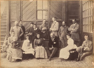 Shimla, 17 de maio de 1887: grupo vice-real. Lord William Beresford, secretário militar, capitão Leonard Gordon A.D.C., Mademoiselle Clerc, o honorável Basit Blackwood, major F. R. Hamilton A.D.C., Sr. Oglivie Grant, sir Donald Mackenzie Wallace K.C.E. de Raja Deen Dayal