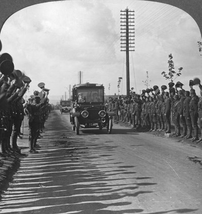 Uma visita real às tropas, acolhida entusiasmada pelos canadenses, Primeira Guerra Mundial, c1914-c1918. de Realistic Travels Publishers