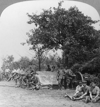 Uma bateria de artilharia de campo real, desfrutando de algumas horas de descanso em uma madeira, Primeira Guerra Mundial, c1914-c1918 de Realistic Travels Publishers