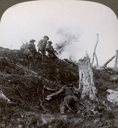 Avance pela terra de No Mans para assaltar as linhas alemãs, Primeira Guerra Mundial, 1914-1918 de Realistic Travels Publishers
