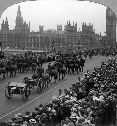 Artilharia na Grande Marcha das Forças do Império, Westminster Bridge, Londres, 1919. de Realistic Travels Publishers