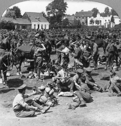 Tropas de cavalaria britânica descansando em uma vila francesa, Primeira Guerra Mundial, c1914-c1918 de Realistic Travels Publishers