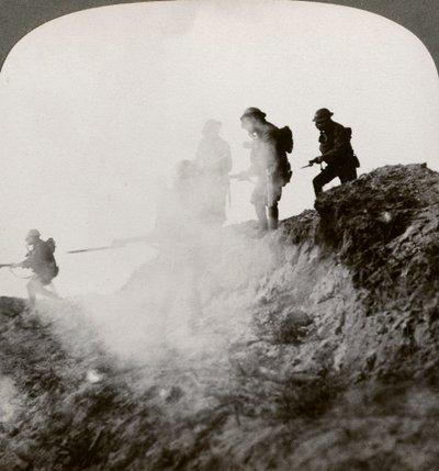 Soldados britânicos avançando sob a cobertura de gás e fumaça, França, Primeira Guerra Mundial, 1916 de Realistic Travels Publishers