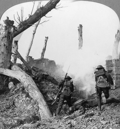 Tropas britânicas atacando alemães isolados em uma vila capturada, Primeira Guerra Mundial, c1914-c1918 de Realistic Travels Publishers