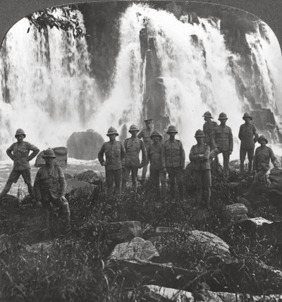 Tropas britânicas se refrescando em uma cachoeira, África, Primeira Guerra Mundial, c1914-c1918 de Realistic Travels Publishers