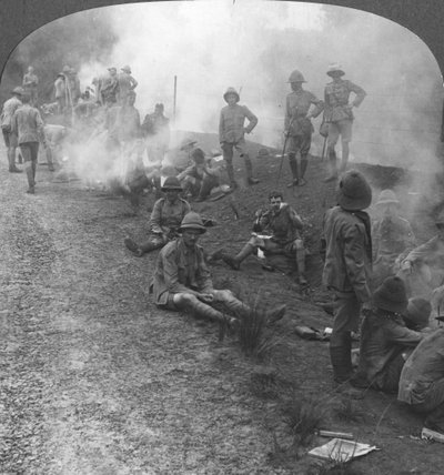Incêndios no acampamento de manhã cedo e café da manhã no Golfo Pérsico, Primeira Guerra Mundial, c1914-c1918 de Realistic Travels Publishers