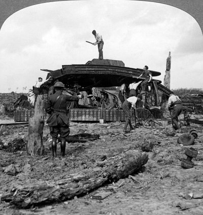 Engenheiros limpando um tanque destruído de uma estrada, Primeira Guerra Mundial, 1917-1918. de Realistic Travels Publishers