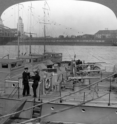 Flotilha de barcos a motor no Reno, c1918-1919. de Realistic Travels Publishers