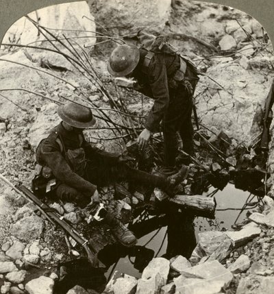 Dando água a um amigo ferido, Hooge, Ypres, Bélgica, Primeira Guerra Mundial, 1914-1918. de Realistic Travels Publishers