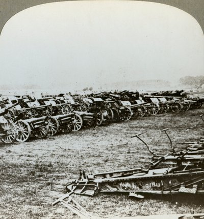 Centenas de armas alemãs capturadas em Couralette, França, Batalha de Somme, Primeira Guerra Mundial, 1916 de Realistic Travels Publishers