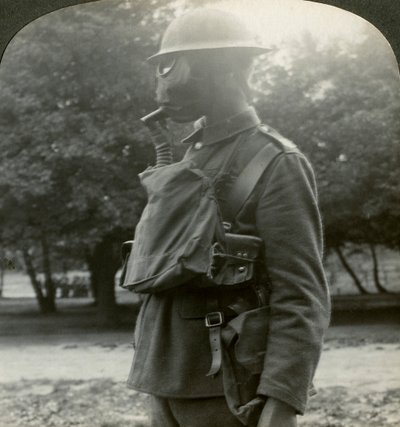 Infantaria equipada com as últimas marcas de gás e capacetes de aço, Primeira Guerra Mundial, 1915-1918. de Realistic Travels Publishers