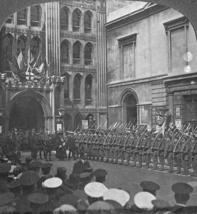 Inspecionando a Guarda de Honra no Guildhall, Londres, Primeira Guerra Mundial, c1914-c1916 de Realistic Travels Publishers