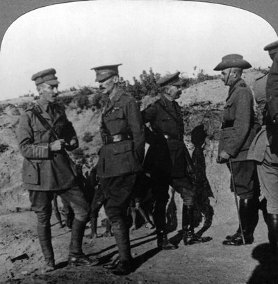 Lord Kichener revisa a situação em Gallipolli com oficiais da ANZAC, Primeira Guerra Mundial, 1915-1916. de Realistic Travels Publishers