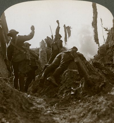 Tropas do Norte do país bombardeando uma posição de metralhadora alemã, Polygon Wood, século 20 de Realistic Travels Publishers