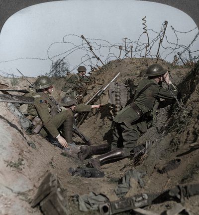 O oficial de observação e os sinalizadores mantêm um olhar atento, St Quentin, França, Primeira Guerra Mundial, 1914-1918 de Realistic Travels Publishers
