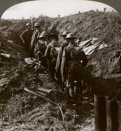 Oficial assistindo seus homens entrarem em uma escavação para evitar um estreito de guerra alemão, Primeira Guerra Mundial, 1914-1918. de Realistic Travels Publishers