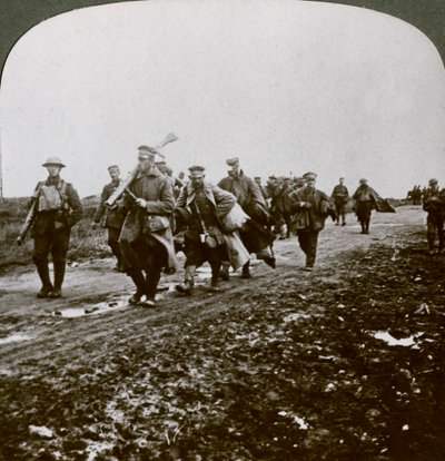 Prussianos capturados por velhos desprezíveis no avanço em Pozieres, Primeira Guerra Mundial, 1914-1918. de Realistic Travels Publishers