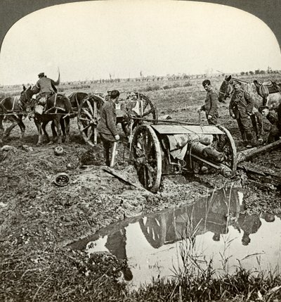 Removendo uma arma de campo de uma posição inundada, Primeira Guerra Mundial, 1914-1918. de Realistic Travels Publishers
