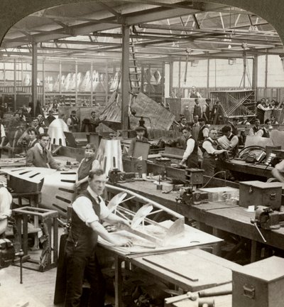 Trabalhadores de chapa metálica em uma fábrica de aviões, Primeira Guerra Mundial, 1914-1918 de Realistic Travels Publishers