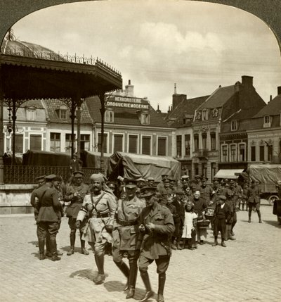 Sir James Willcocks com o General Nanten, Praça do Mercado, Merville, França, Primeira Guerra Mundial, 1914-1915. de Realistic Travels Publishers