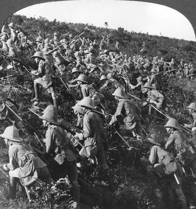 Eles continuam, a verdadeira corrida de cães de touros de nossas tropas em Gallipoli, Turquia, Primeira Guerra Mundial, 1915 de Realistic Travels Publishers