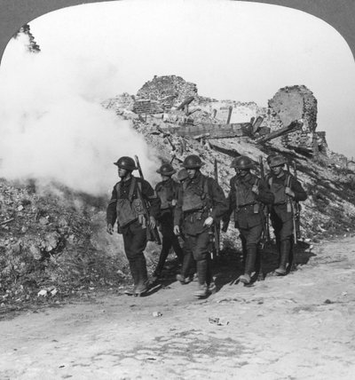 Tropas passando pelas ruínas de Monchy no caminho da linha, França, Primeira Guerra Mundial, c1914-c1918 de Realistic Travels Publishers