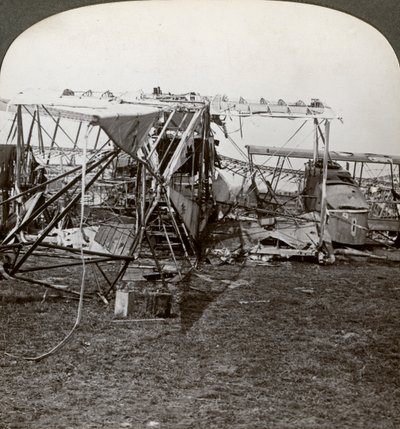 Naufrágio de um bombardeiro alemão que tentou romper a defesa aérea, Primeira Guerra Mundial, 1914-1918. de Realistic Travels Publishers