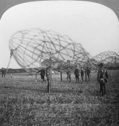 Zeppelin abateu perto de Colchester, Essex, Primeira Guerra Mundial, 1916 de Realistic Travels Publishers