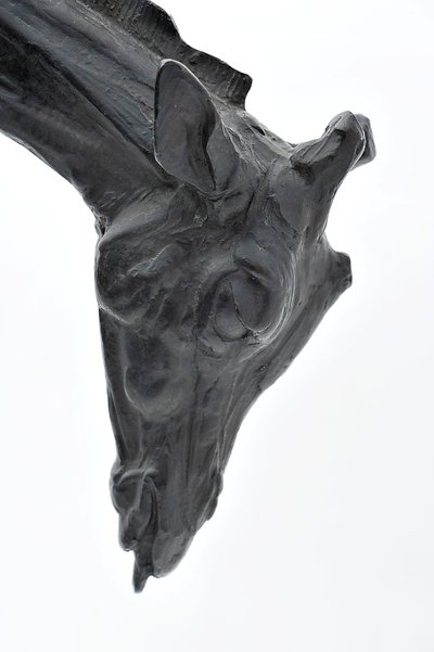 Grande girafa com cabeça abaixada, modelado em 1909-10, fundido antes de 1913 (bronze) (ver também 3084917-43) de Rembrandt Bugatti