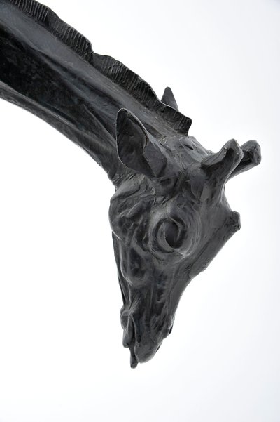 Grande girafa com cabeça abaixada, modelado em 1909-10, fundido antes de 1913 (bronze) (ver também 3084917-43) de Rembrandt Bugatti