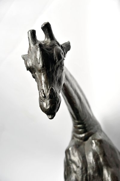 Grande girafa com cabeça abaixada, modelado em 1909-10, fundido antes de 1913 (bronze) (ver também 3084917-43) de Rembrandt Bugatti