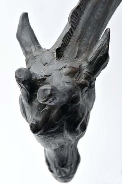 Grande girafa com cabeça abaixada, modelado em 1909-10, fundido antes de 1913 (bronze) (ver também 3084917-43) de Rembrandt Bugatti