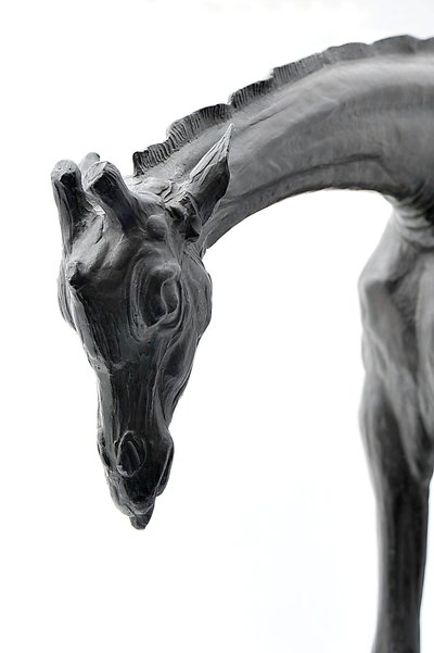 Grande girafa com cabeça abaixada, modelado em 1909-10, fundido antes de 1913 (bronze) (ver também 3084917-43) de Rembrandt Bugatti