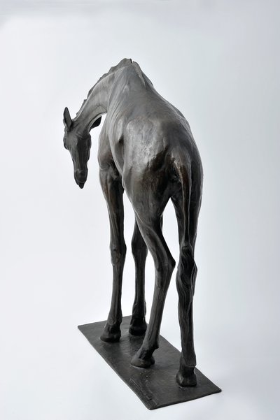 Grande girafa com cabeça abaixada, modelado em 1909-10, fundido antes de 1913 (bronze) (ver também 3084917-43) de Rembrandt Bugatti