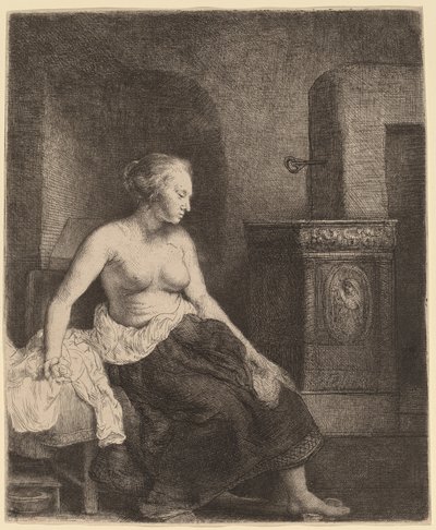 Mulher sentada meio vestida ao lado de um fogão de Rembrandt van Rijn