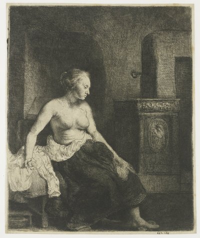 Mulher sentada meio vestida ao lado de um fogão de Rembrandt van Rijn