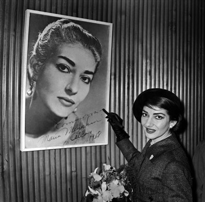 A soprano Maria Callas autografa um dos seus posters no aeroporto de Orly, em Paris, antes de partir para Chicago, a 16 de janeiro de René Saint Paul