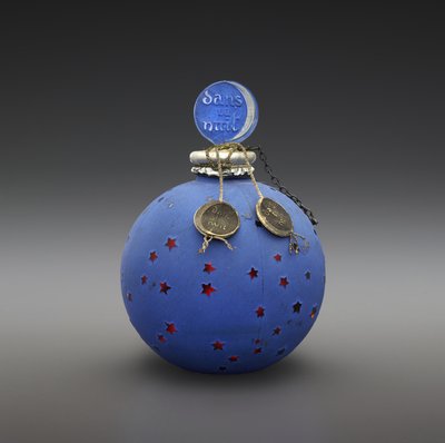 Dans la Nuit, garrafa projetada em 1924, feita em 1930 (vidro, esmalte, papel, dourado e fio metálico) de Rene Jules Lalique