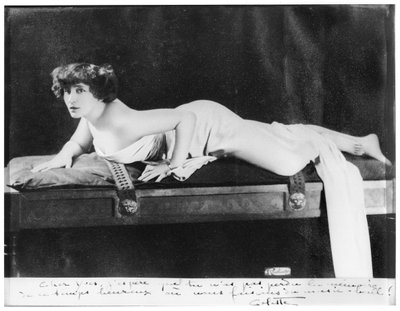 Colette (1873-1954) posando em 1909 (veja também 215403) de Reutlinger Studio