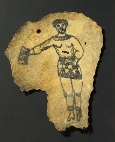 Pele humana, tatuada com figura masculina em saia, provavelmente francesa. de John Pardon