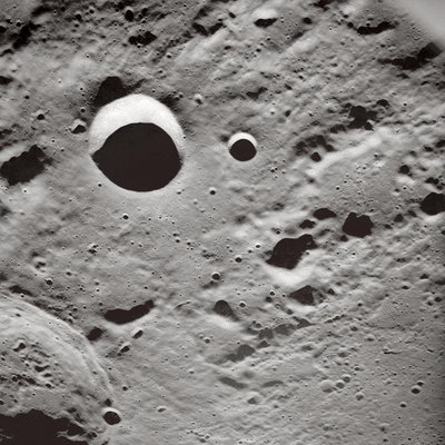 "Longas sombras na superfície lunar de John Pardon