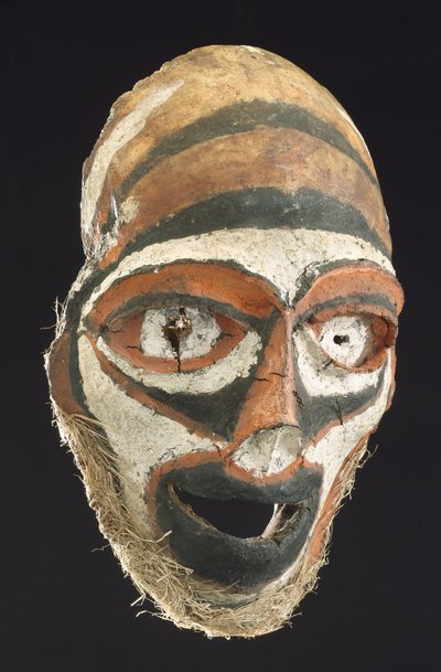 Máscara feita de um crânio humano, Nova Bretanha, Papua Nova Guiné de John Pardon
