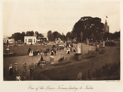Pessoas a relaxar no Crystal Palace Park, Sydenham de John Pardon