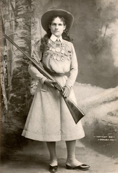 Annie Oakley Com uma Espingarda de Richard Kyle Fox
