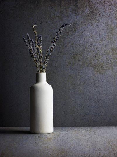 Natureza morta minimalista com lavanda de Rob Ryan